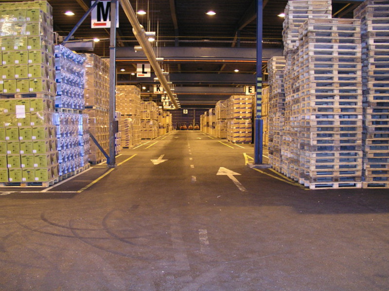 Depósito com mercadorias organizadas em prateleiras